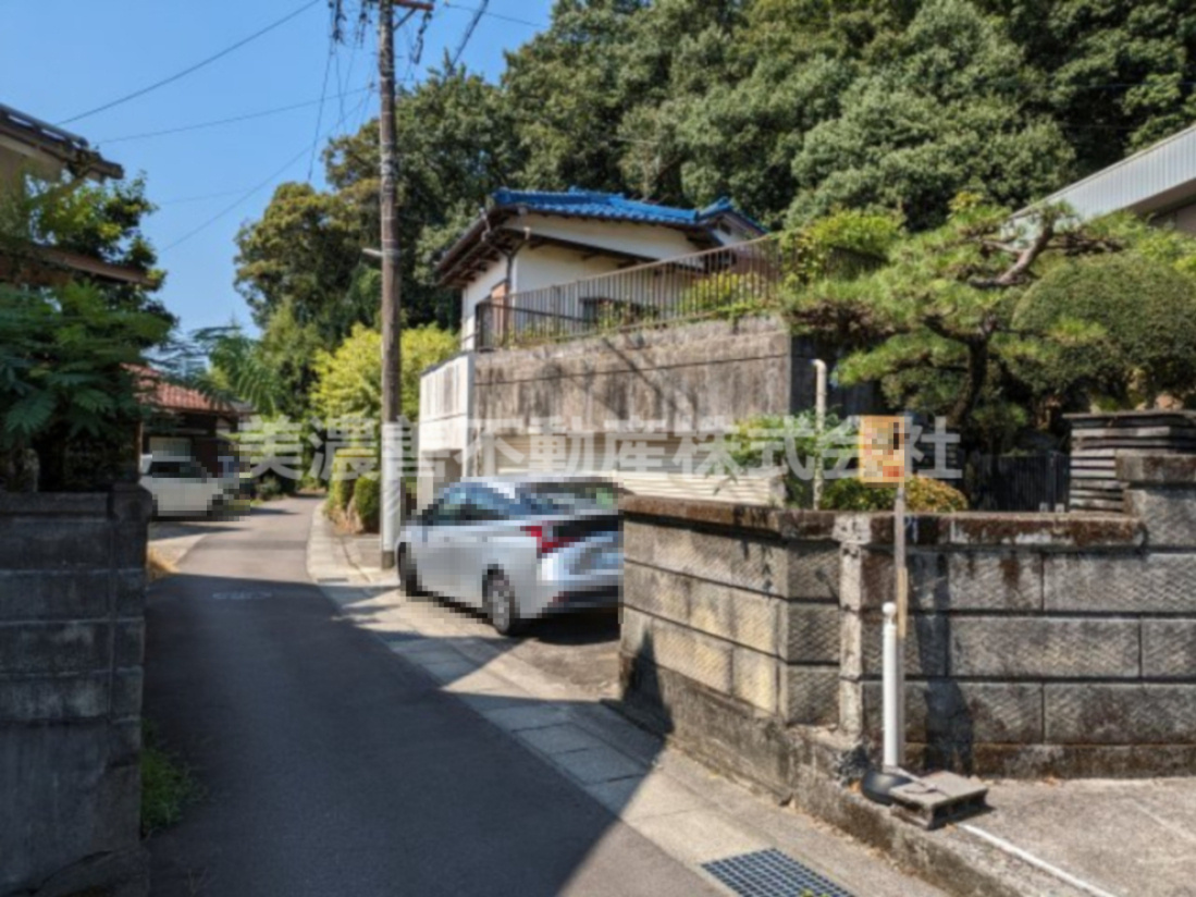６２７７０　岐阜市長森岩戸中古戸建ての前面道路含む現地写真