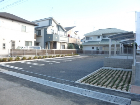 ドミールジュンの駐車場