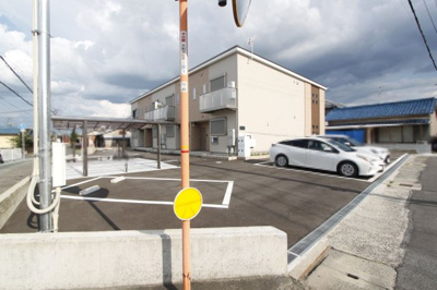 【駐車場】 | クレール　ルミエール | 駐車場に車を止められます