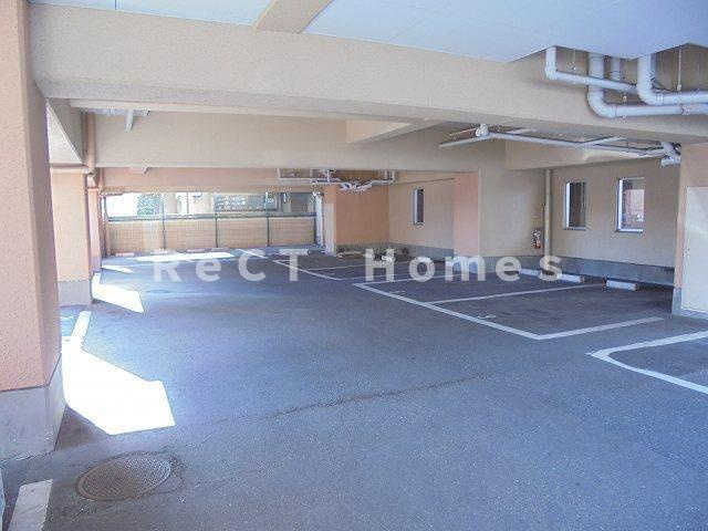 姫路市佃町の賃貸マンションの駐車場