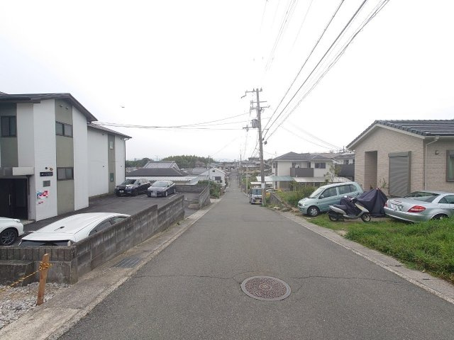 閑静な住宅地☆敷地約５０坪☆整形地☆前道広めの６ｍ☆建築条件なし売土地☆伏見区深草大亀谷岩山町の前面道路含む現地写真|前道(令和６年４月撮影)