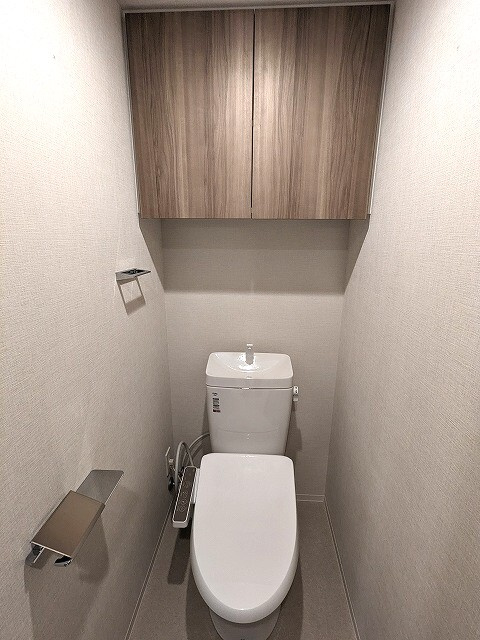 ONE ROOF RESIDENCE上野御徒町のトイレ|洗面室と独立した温水洗浄便座、スマホホルダー付きです
