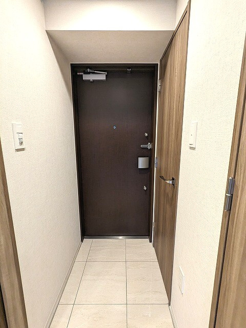 ONE ROOF RESIDENCE上野御徒町の設備|ディンプルキーのダブルロックセキュリティ、人感センサー付玄関ライト、シューズインクローゼット