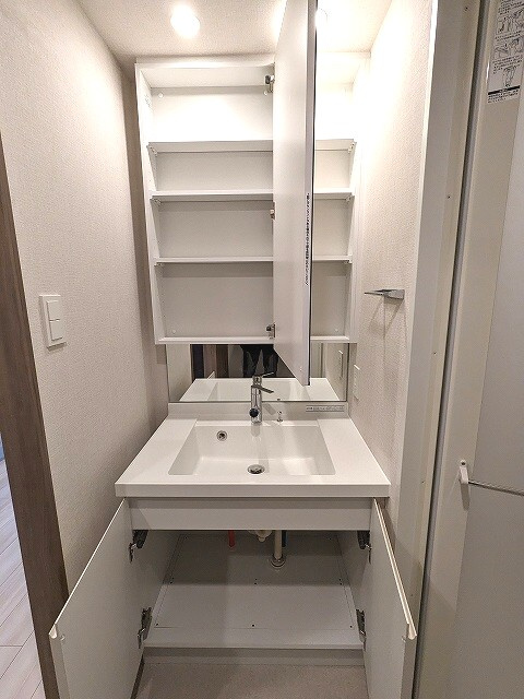 ONE ROOF RESIDENCE上野御徒町の設備|トイレと独立した洗面室、2面鏡付き、ハンドシャワー付き洗面台