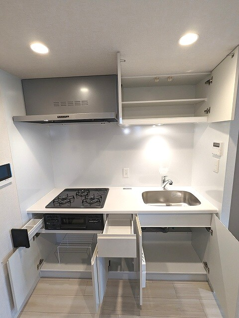 ONE ROOF RESIDENCE上野御徒町の設備|グリル付、ガス3口システムキッチン、瀟洒でお手入れ楽なガラストップコンロ、豊富な収納