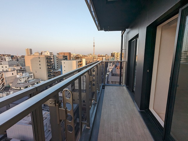 ONE ROOF RESIDENCE上野御徒町の設備|12Fバルコニーからの眺望、上層階からはスカイツリー、隅田川花火見えます