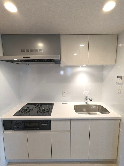 ONE ROOF RESIDENCE上野御徒町のキッチン|グリル付、ガス3口システムキッチン、瀟洒でお手入れ楽なガラストップコンロ、豊富な収納