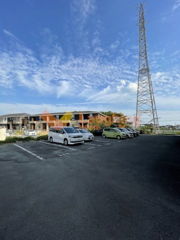 サンフィールドの駐車場|車をお持ちの方に嬉しい駐車場付きの物件です