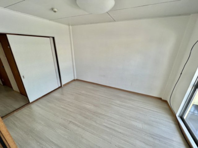 【居間・リビング】 | 上田マンション | 白基調の室内で明るいですね