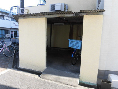 【その他共用部分】 | 上田マンション | 屋根のある駐輪場です