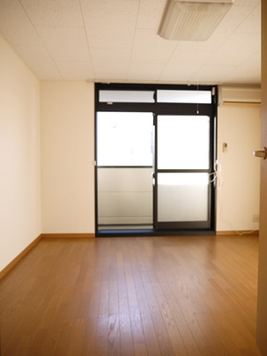 【居間・リビング】 | レオパレスパストラル | 2階はカーペットになります。