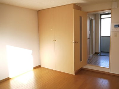 【居間・リビング】 | レオパレスパストラル | 2階はカーペットになります。