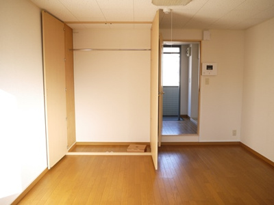 【内装】 | レオパレスパストラル | 2階はカーペットになります。