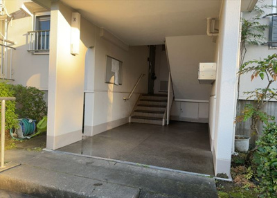 【エントランス】 | 小山田桜台団地 | マンションのエントランスには、もともと風よけや防犯の役割がありますが、マンションによって宅配ボックスなどの設備が備わっている所もあります。日々の生活をイメージしながら生活しやすさをチェックしましょう。