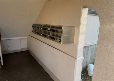 【設備】 | 小山田桜台団地 | エントランス付近に設置されている集合ポストは、住んでいる部屋と離れているため、ポストをあさるなど誰かに何かされていても被害に気づきにくいです。入居する時には他人に特定されにくい番号で鍵をかけましょう！