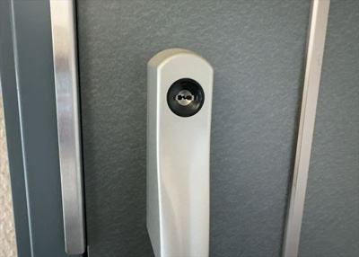 【防犯設備】 | 小山田桜台団地 | 室内の防犯設備もチェックしましょう！モニター付きインターホンが設置されているか、防犯シャッターが設備されているか、ベランダに人が上がってきにくい高さかなどチェックしておくと入居後も安心できるでしょう。