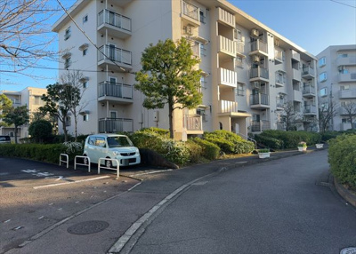 【外観】 | 小山田桜台団地 | 隣家の土地はどうなっているのか、生活利便施設が近くにあるのか、学校まで近いかなど、お客様のライフスタイルにあわせたイメージが重要です。また、近くにあると困る施設が近くにないかも確認するといいでしょう。