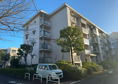 【現況写真】 | 小山田桜台団地 | 眺望の良さを楽しめるダイニングキッチンで家族団らんの時間を過ごしてはいかがでしょうか。バルコニーから見える景色を家族で眺める時間は、時間が経つのを忘れてしまいそうですね。是非、現地を見に行きましょう！