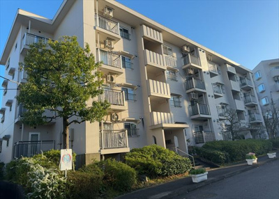 【現況写真】 | 小山田桜台団地 | 景色重視でお家選ぶをするとスーパーが遠い！学校が遠い！など生活をするうえで利便性で困ることもあります。まず一度現地を見学する際に、周辺の施設などがあるかを確認し、暮らし始めた後のことを想像しましょう。