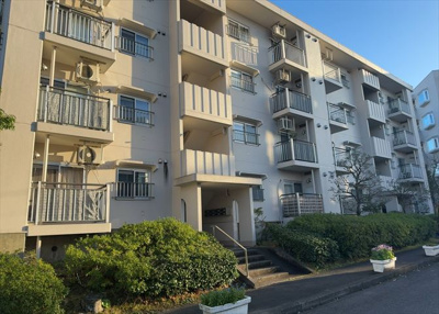 【現況写真】 | 小山田桜台団地 | 道幅が広い場所は日当たりや風通が良好です。幅が広いのですれ違いも可能ですし大きな車でも駐車可能！一方で、大型車が通ることも多くなるため交通量の増加により騒音に繋がります。また土地の値段が高くなります。