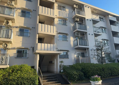 【構造・工法・仕様】 | 小山田桜台団地 | ＲＣ造、Reinforced Concreteは直訳すると補強されたコンクリートです。主に柱や梁・床・壁が鉄筋とコンクリートで構成おり、鉄筋を組んだ型枠にコンクリートを流し込んで固めたものを指します。