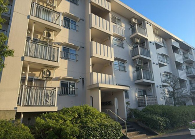 【構造・工法・仕様】 | 小山田桜台団地 | ＳＲＣ造は強度や耐震性の面でもRC造と比べて優れています。そのため、10階建以上の高層または超高層マンションなどの建築にも多く採用されています。柱や梁などのサイズが小さくても高い耐震性を確保できます。