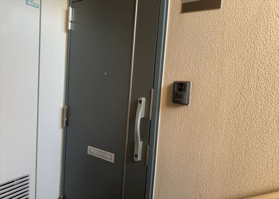 【玄関】 | 小山田桜台団地 | 玄関は家の顔でもあり、家族以外の目にも止まる場所です。玄関は外との間を仕切る扉、靴などをしまっておく収納スペース、靴脱ぎのたたきスペース、来客とのやり取りをするドアホンなど複数のアイテムからなります。