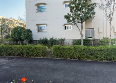 【外観】 | 小山田桜台団地 | 外観はマンション管理がされているかの目安になります。築年数が古いと、壁面は劣化してひび割れが生じることも！建物が古びていても細かいところが修繕されていると、きちんと管理されているなぁと感じるでしょう。