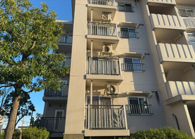 【バルコニー】 | 小山田桜台団地 | 一般的なバルコニーは、奥行1.5ｍ程ですが、ワイルドバルコニーは2ｍまで広がっています。そのため洗濯物の間隔をあけ干すことができ、乾きやすいというメリットや、ガーデニングが楽しめる等の特徴があります。