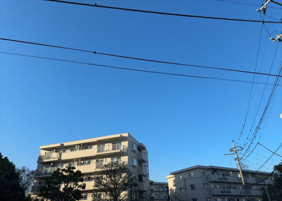 【展望】 | 小山田桜台団地 | 眺望の良さを楽しめるダイニングキッチンで家族団らんの時間を過ごしてはいかがでしょうか。バルコニーから見える景色を家族で眺める時間は、時間が経つのを忘れてしまいそうですね。是非、現地を見に行きましょう！