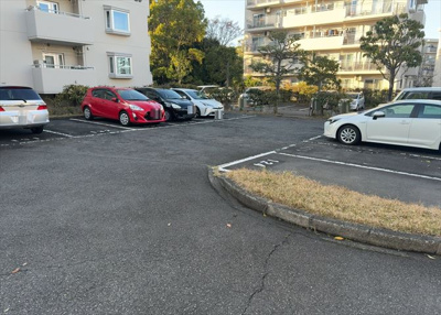 【駐車場】 | 小山田桜台団地 | 車一台あたりに必要なスペースは、標準サイズの普通自動車で横幅2m50cm、長さ5mは必要になります。ただし、乗降のことも考慮して横幅3m30cm、長さ5m50cmほどは確保できるところを選びましょう。