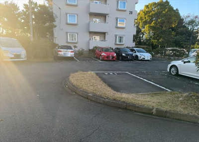 【駐車場】 | 小山田桜台団地 | 駐車場と明記されていても、最小スペースでつくられた駐車場だと大型車は駐車できなかったり、出入りしにくくなったりする可能性があります。お車のサイズと購入したい物件の駐車場のサイズを現地で確認しましょう。