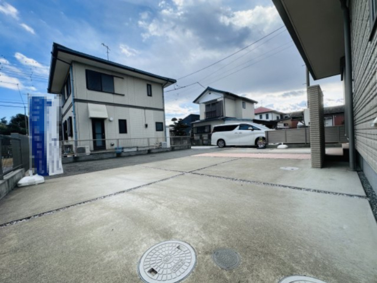 平塚市南原　ヘーベルハウスの大型注文住宅の駐車場