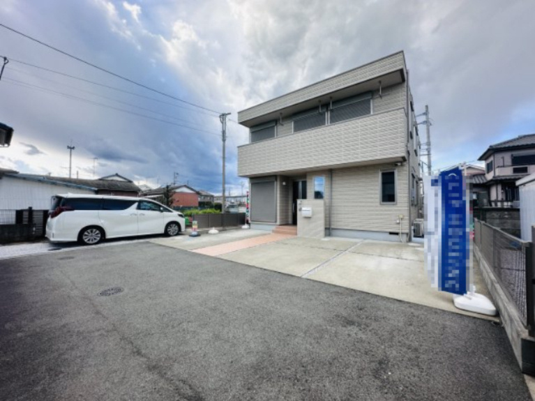 平塚市南原　ヘーベルハウスの大型注文住宅の駐車場