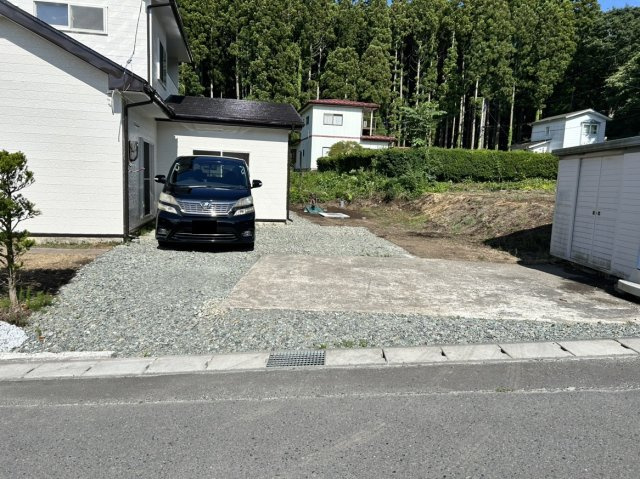 三戸郡五戸町大字上市川字鳩岡平の駐車場