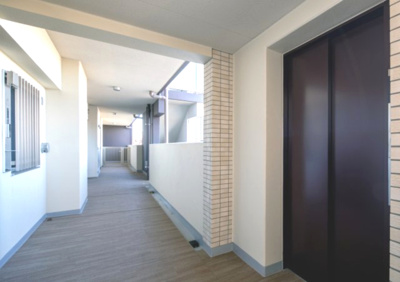 【その他共用部分】 | セルアージュ町田中町 | エレベーターから共用廊下です。