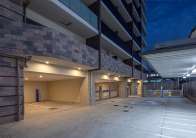 【駐車場】 | セルアージュ町田中町 | 歩車分離で配置した敷地内の駐車場（夜の様子）です。平置駐車場、機械式駐車場がございます。