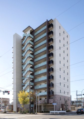 【外観】 | セルアージュ町田中町 | 総戸数53戸、2023年11月築。2つの街道がちょうど重なるように、住宅街の穏やかさ商業エリアの華やかさを合わせ持つ立地です。