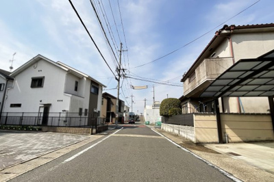 【前面道路含む現地写真】 | 宇治市五ケ庄西川原　中古戸建 | 《南側前道》前道6ｍとゆったりした広さで運転が苦手な方も安心です。