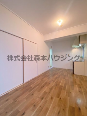 【居間・リビング】 | 　第三東ビル | こちらの居間で趣味の時間をお楽しみください