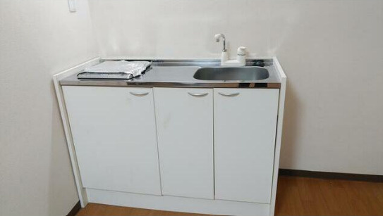 長等三丁目店舗のキッチン|コンパクトなキッチンで掃除もラクラク