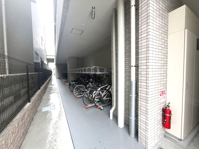 プレジオ荒本新町の駐車場