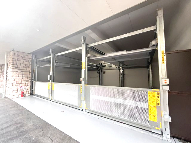 プレジオ荒本新町の駐車場