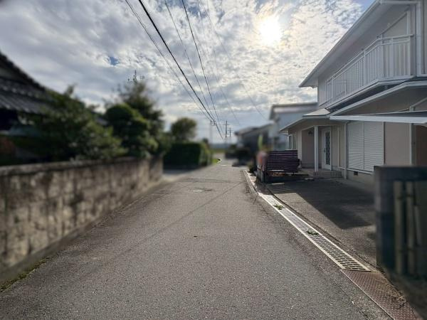 岩出市中島　中古戸建の前面道路含む現地写真