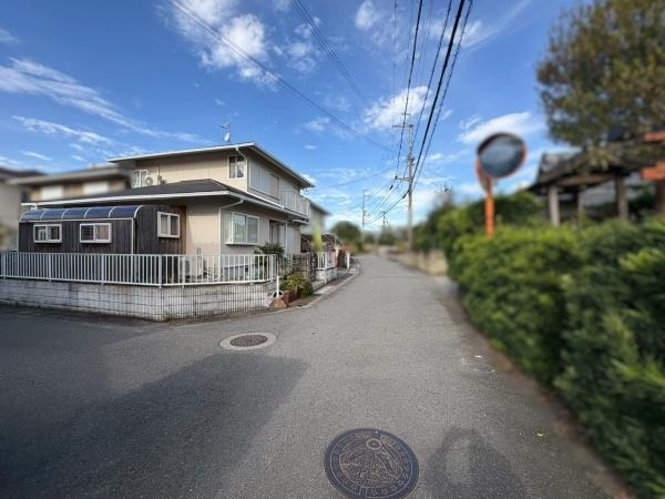 岩出市中島　中古戸建の前面道路含む現地写真