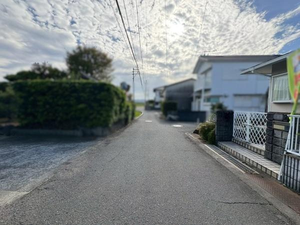 岩出市中島　中古戸建の前面道路含む現地写真