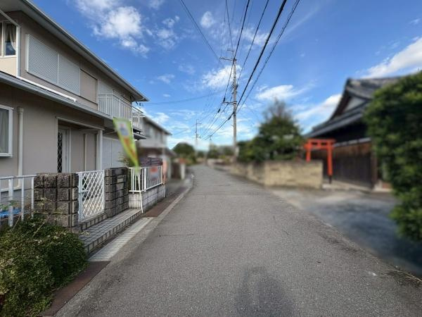 岩出市中島　中古戸建の前面道路含む現地写真