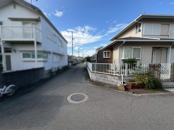 岩出市中島　中古戸建の前面道路含む現地写真