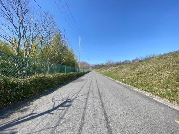 橋本市あやの台1丁目　1号地の前面道路含む現地写真