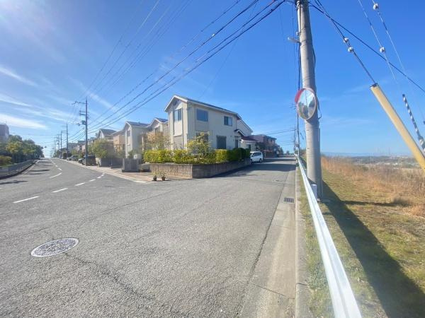 泉南郡熊取町つばさが丘北4丁目　土地の前面道路含む現地写真